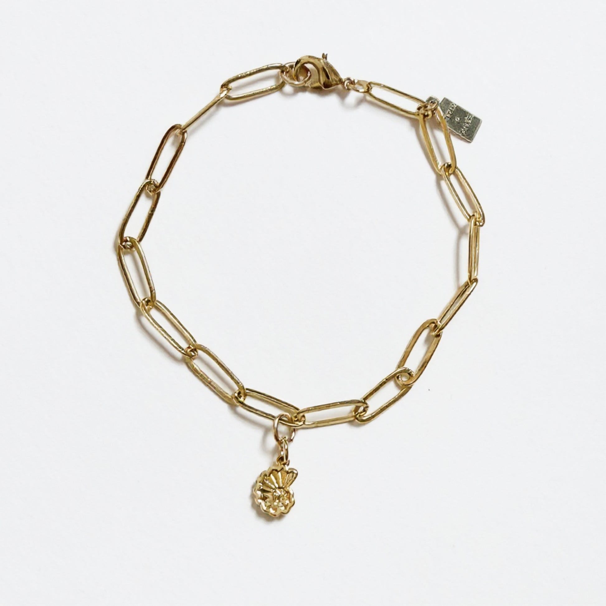 Seashell dainty gold bracelet with gold-filled clasp handcrafted by Hope and Raye. Mom-owned business located in Atlanta Georgia. Made in small batches and always gold-filled. Never played. 