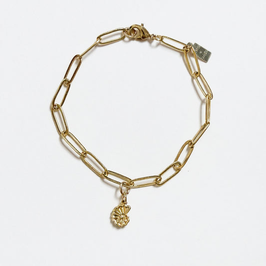 Seashell dainty gold bracelet with gold-filled clasp handcrafted by Hope and Raye. Mom-owned business located in Atlanta Georgia. Made in small batches and always gold-filled. Never played. 